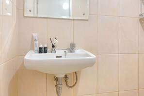Bathroom - Good Location And Simply Studio Springlake Summarecon Bekasi Apartment (Bekasi)