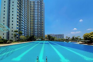 Outdoor pool - Good Location And Simply Studio Springlake Summarecon Bekasi Apartment (Bekasi)
