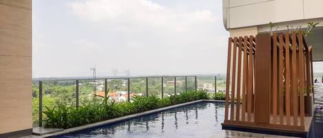 Una piscina al aire libre