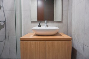 Standard Apartment | Bathroom - Modern Look Studio Apartment At Pollux Chadstone (Cikarang)