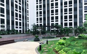 Garden - Modern Look Studio Apartment At Pollux Chadstone (Cikarang)
