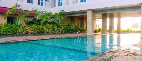 Una piscina al aire libre