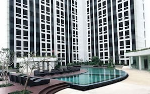 Outdoor pool - Minimalist And Tranquil Studio Apartment Pollux Chadstone (Cikarang)