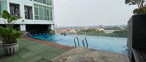 Una piscina al aire libre