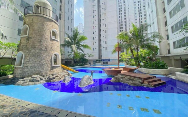 Outdoor pool - Best And Homey 2Br At Bassura City Apartment (Jakarta)