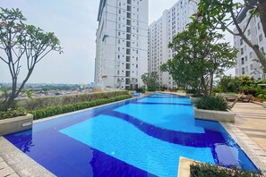 Outdoor pool - Best And Homey 2Br At Bassura City Apartment (Jakarta)