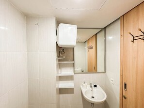 Standard Apartment | Bathroom - Elegant Design Studio At The City Square Surabaya Apartment (Surabaya)
