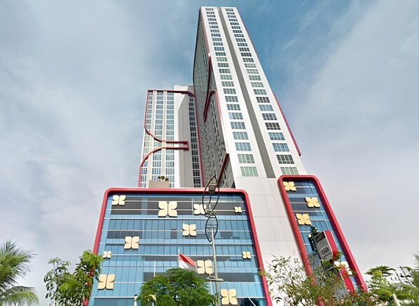 Exterior - Restful And Good Choice Studio At Tamansari Papilio Apartment (Surabaya)