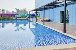 Una piscina al aire libre