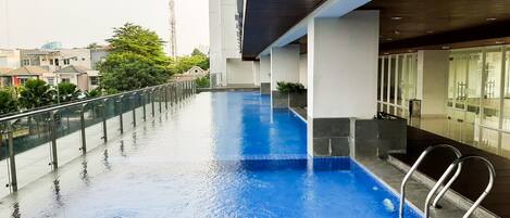 Una piscina al aire libre