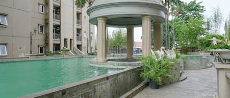 Una piscina al aire libre