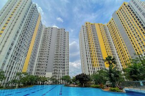 Outdoor pool - Tidy And Warm Studio At Springlake Summarecon Bekasi Apartment (Bekasi)