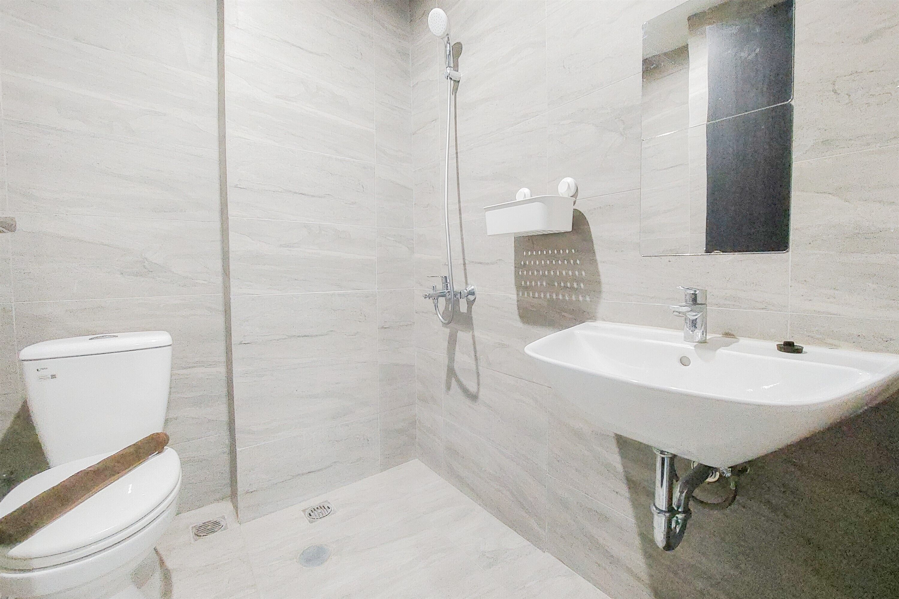 Une salle de bain avec des toilettes, une douche et un lavabo.