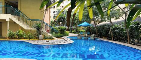 Una piscina al aire libre