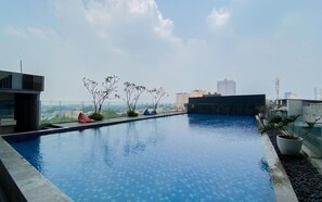 Outdoor pool - Nice And Comfy Studio At Evenciio Margonda Apartment (Depok)