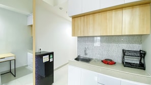 Private kitchen - Nice And Comfy Studio At Evenciio Margonda Apartment (Depok)