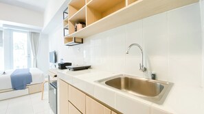 Private kitchen - Cozy And Homey Studio At Apartment Tokyo Riverside Pik 2 (Teluknaga)