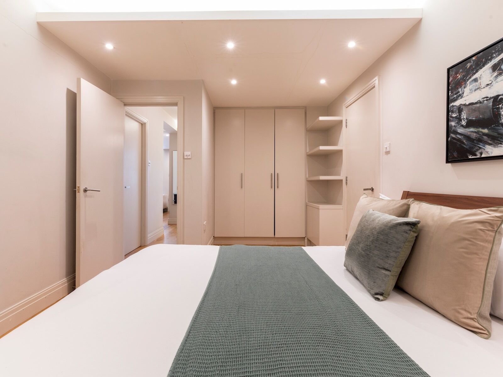 2 slaapkamers, een strijkplank/strijkijzer, reisbedje, gratis wifi