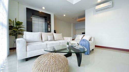 Spacious 2Br Apartment With Private Lift At The Kencana Residence
