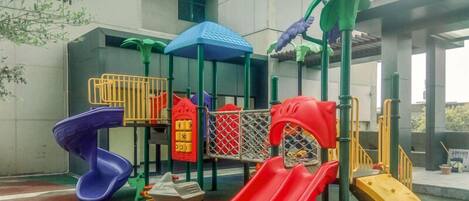 Un parque infantil con toboganes, columpios y estructuras para escalar.