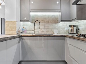 Een koelkast, een microgolfoven, een oven, een vaatwasser