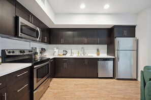 Fridge, microwave, oven, stovetop - 1bdr in Hollywood - your best vacation with luxury amenities (Beverly Hills)