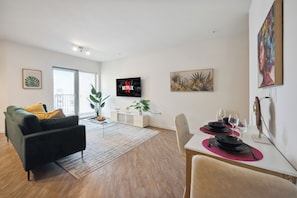 Smart TV - 1bdr in Hollywood - your best vacation with luxury amenities (Beverly Hills)