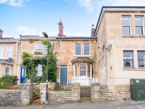 Spacious one bed house with parking - Pass the Keys
