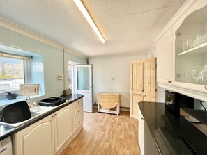 Fridge, microwave, oven, coffee/tea maker