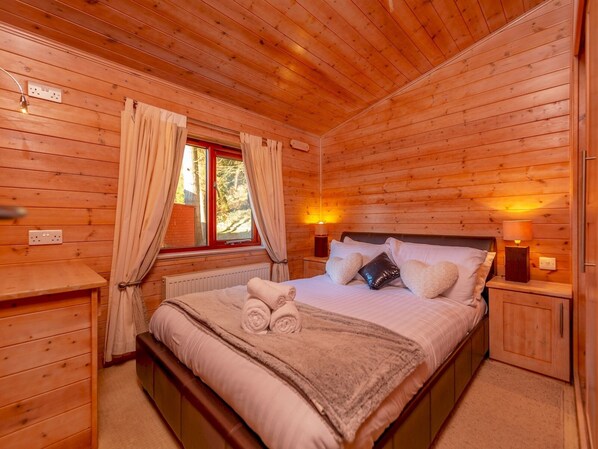 3 bedrooms, iron/ironing board, free WiFi, bed sheets - Astbury Falls Escape – A Tranquil Stay in Nature - Pass the Keys (Bridgnorth)