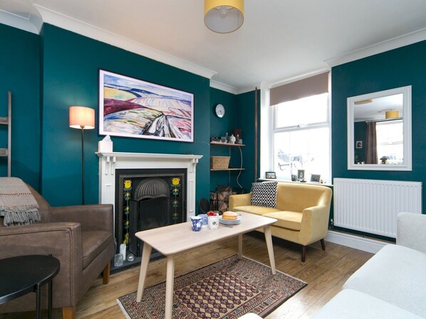 TV, fireplace - 2 Bedroom Quarryman Cottage at the base of Snowdon - Pass the Keys (Llanberis)