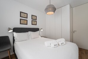 1 chambre, bureau, fer et planche à repasser, accès Internet