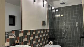 Douche, sĂšche-cheveux, bidet, serviettes fournies