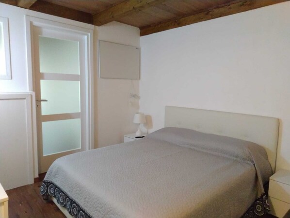 1 habitación, tabla de planchar con plancha, wifi y ropa de cama 