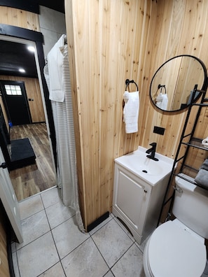 Shower - Angler's Edge Cottage at Fish & Fiddle Family Resort & Extended Stay (Mountain Home)