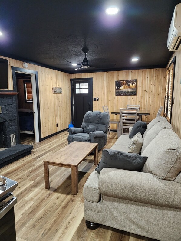 Living area - Angler's Edge Cottage at Fish & Fiddle Family Resort & Extended Stay (Mountain Home)