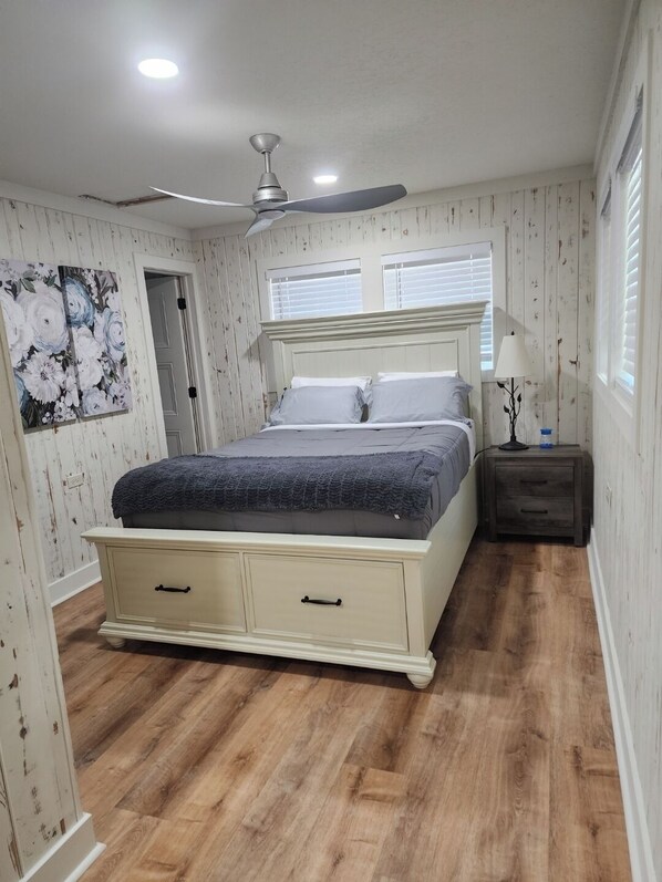 1 bedroom, bed sheets