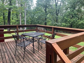 Outdoor dining - Castaway Cabin at Fish & Fiddle Family Resort & Extended Stay (Mountain Home)