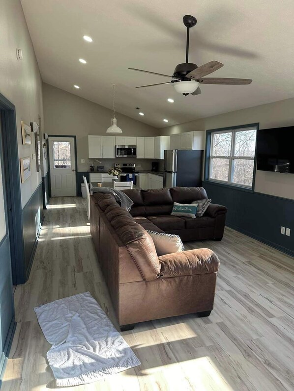 Living area - Castaway Cabin at Fish & Fiddle Family Resort & Extended Stay (Mountain Home)