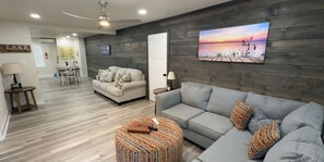 Living area - Sunset Villa at Fish & Fiddle Family Resort & Extended Stay (Mountain Home)