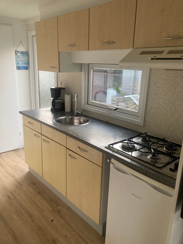 Wasserkocher mit Kaffee-/Teezubehör, Kühlschrank, Wasserkocher