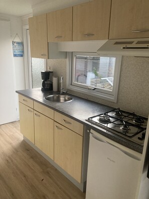 Kühlschrank, Herdplatte, Wasserkocher mit Kaffee-/Teezubehör