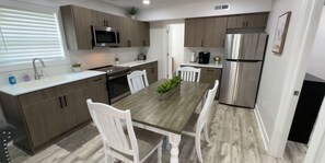 Kjøleskap, mikrobølgeovn, ovn og kokeplater