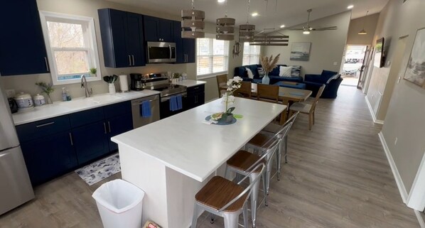 冷蔵庫、電子レンジ、オーブン、コンロ