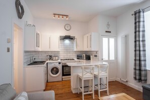 Appartement | Privékeuken | Een koelkast, een microgolfoven, een oven, een kookplaat