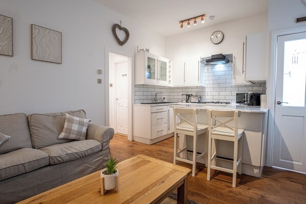 Appartement | Privékeuken | Een koelkast, een microgolfoven, een oven, een kookplaat