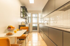 House | 3 bedrooms, desk