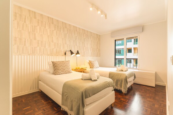 House | 3 bedrooms, desk