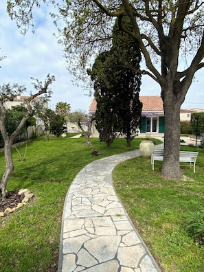 Property grounds - Magnificent village house with lush garden 5 minutes walk from the beach (Saintes-Maries-de-la-Mer)