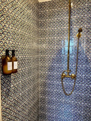 Dusche, Handtücher, Seife, Toilettenpapier